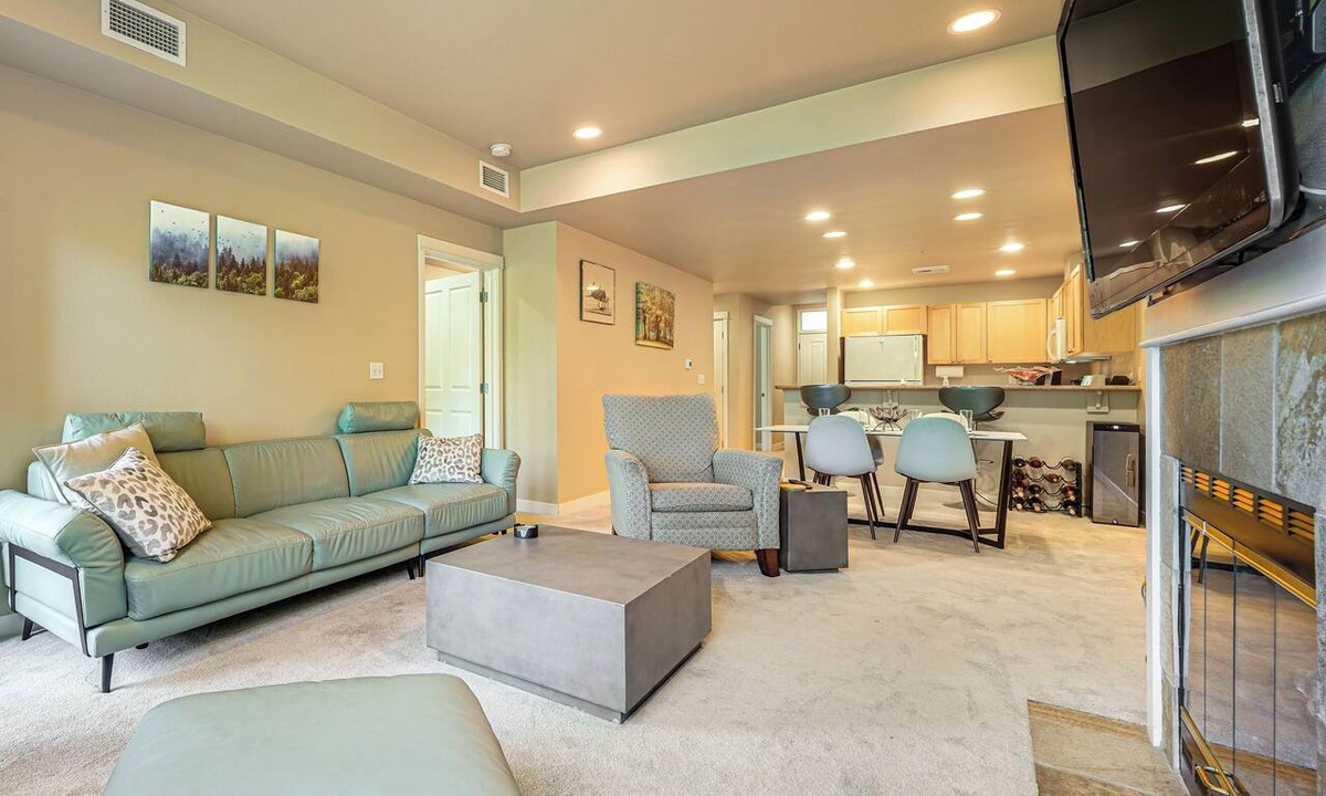 Issaquah Condo | 1/2 Mi to Olde Town: Mtn-View Gem w/On-Site Trail