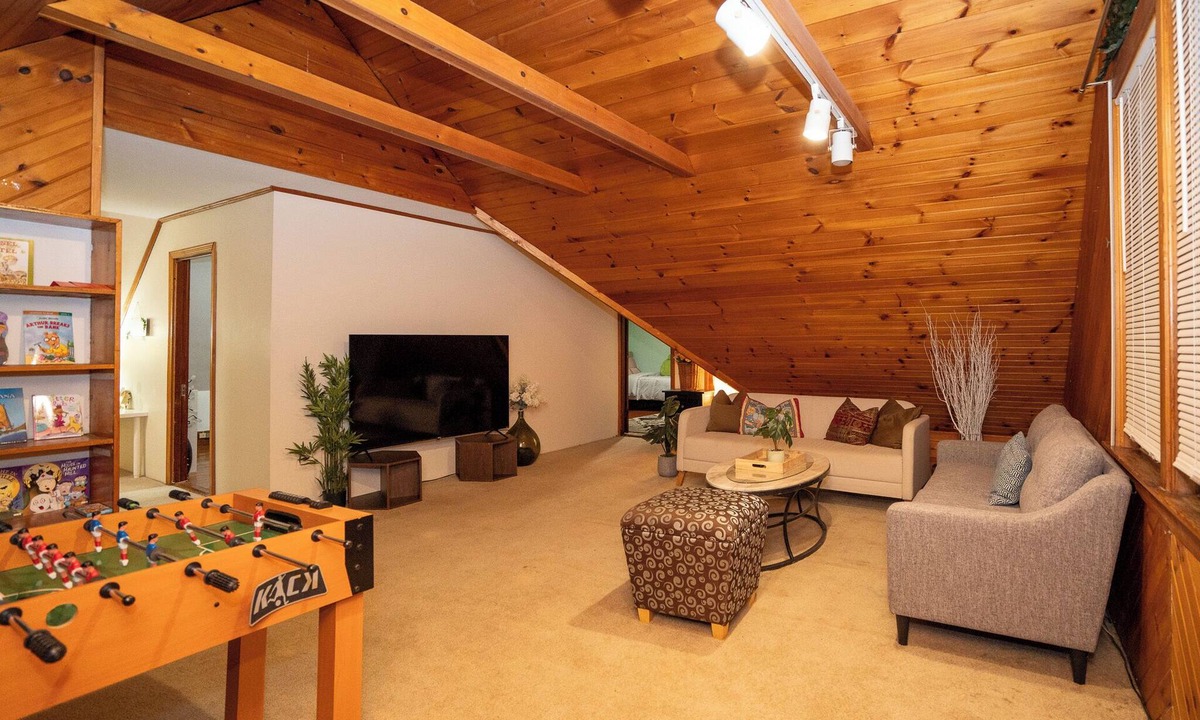 Milton Apartment | 10-Spacious 5BR apt with gym, games room in the attic