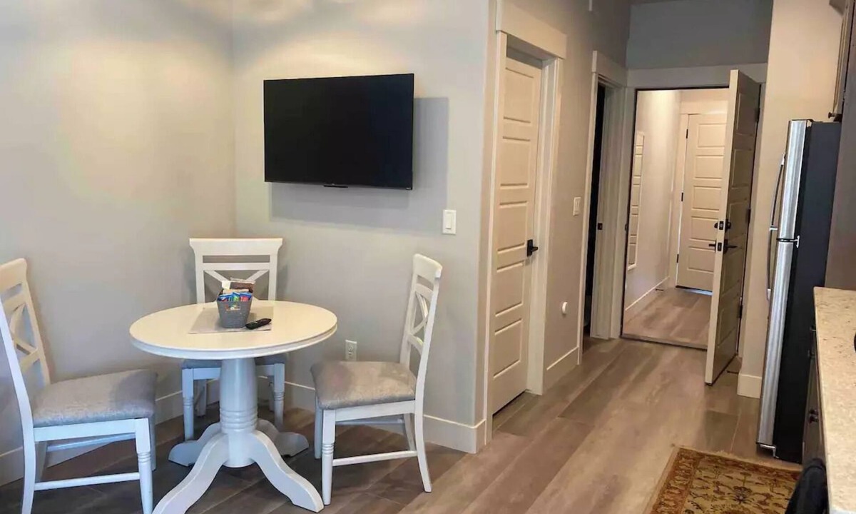 Monument Apartment | 2 bed/2 bath suite w/lake & mountain views, 10 min. from Colo. Springs & USAFA