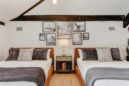 Historic District - North House | 2 Duplex Condos 10 Bedrooms Heart of Savannah
