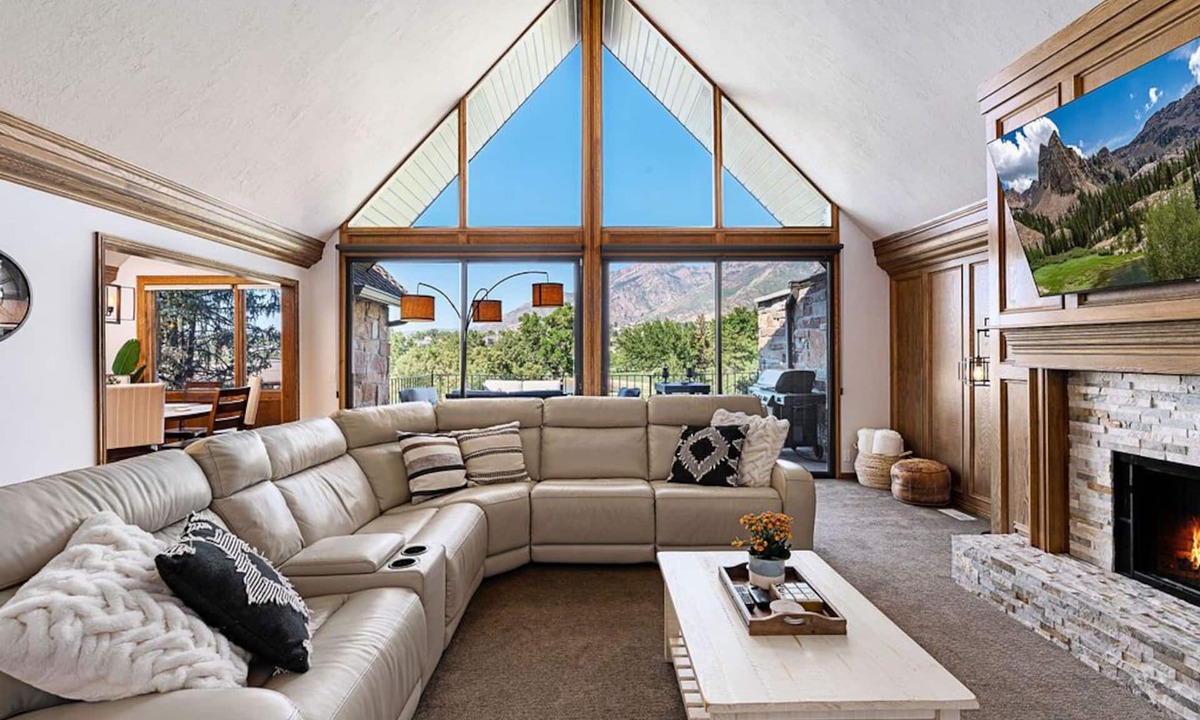 Sandy House | 2 Master Bedrooms - Mtn Views - King Beds - Ski - Hot Tub - GameRm - Amenities!