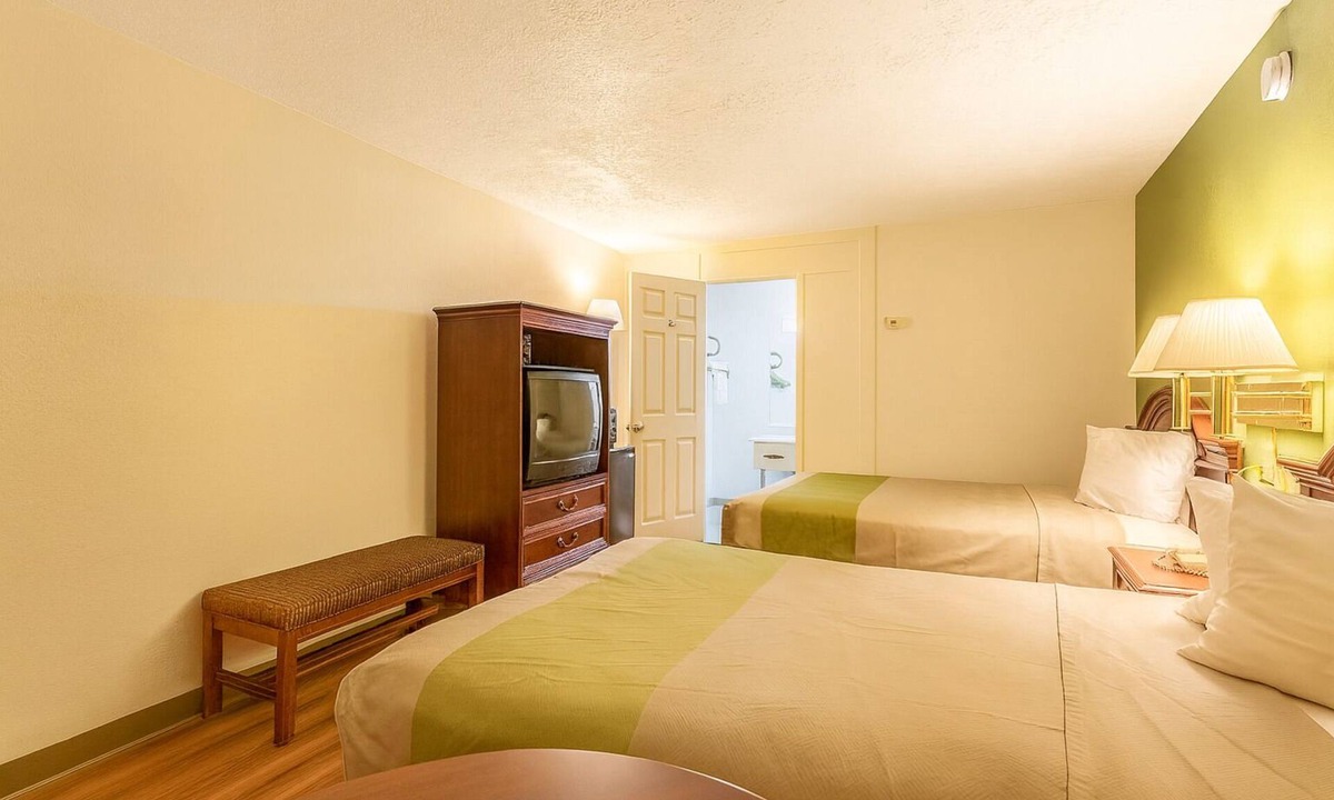 Edgewood Hotel | 2 Perfect Stopover Rooms Off I-95 w/Close to Local Restaurants