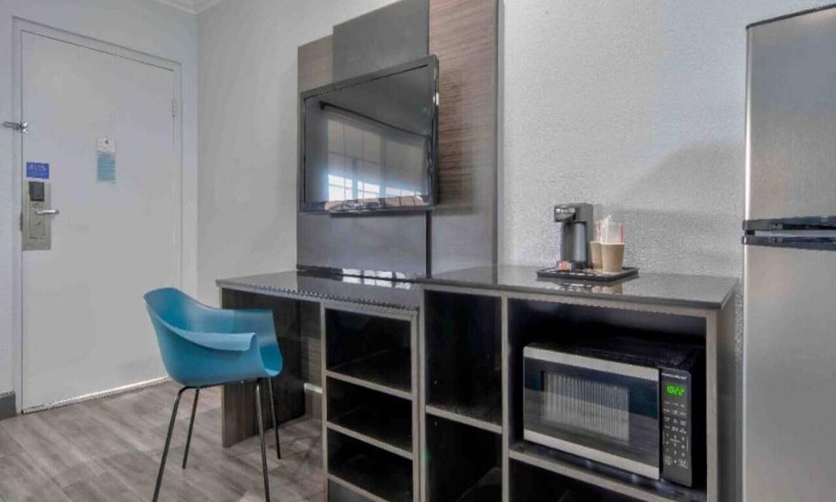 Carousel Apartment | 2 Queen Beds | Non-Smoking, Micfridge