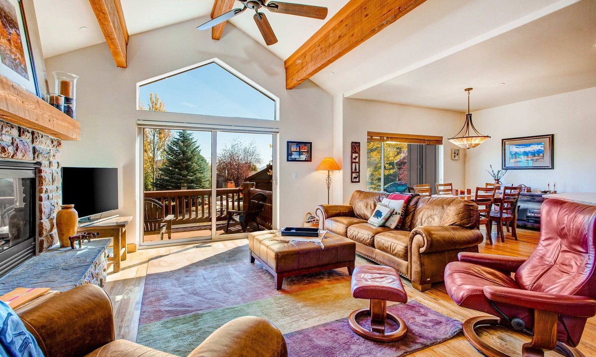 Pinebrook Condo | 2-story duplex in great location with private balcony, mountain views, fireplace