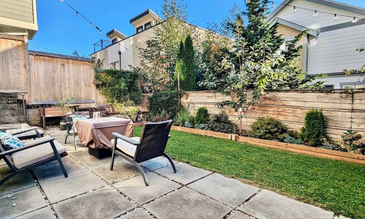 North Beacon Hill House | 2Bed/2Bath Standalone Mountain View Home l Walk To Light Rail - City Exploring!