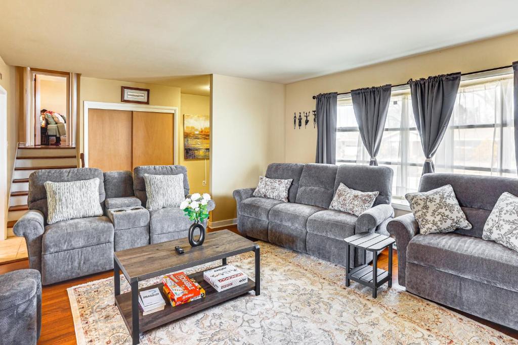 Sinking Spring House | 3 Mi to Berkshire Mall: Suburban Stay w/Yard!