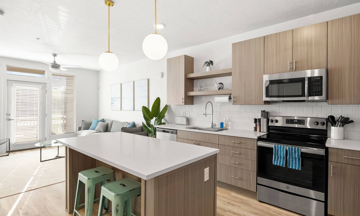 People's Freeway Apartment | 30 Min From All Ski Resorts! with Free Parking and Pool
