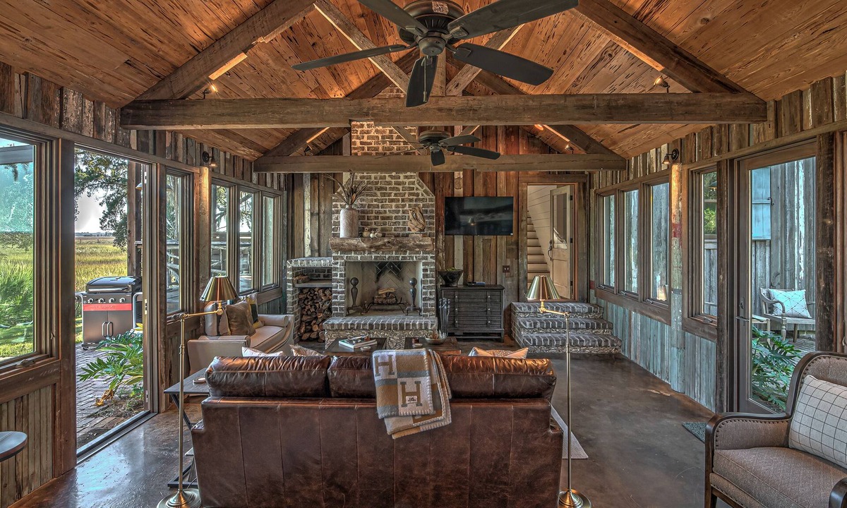 Darien House | 4-BR Hatcher House w/docks, pool, & private firepit on Emma's Driftwood Farm