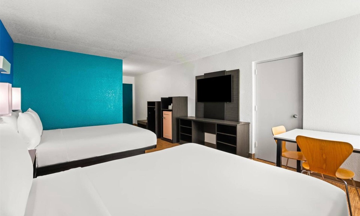 Ludlam Hotel | 4 Vibrant Rooms Ideal for Family | Haileah Park Racing & Casino - 5.5miles