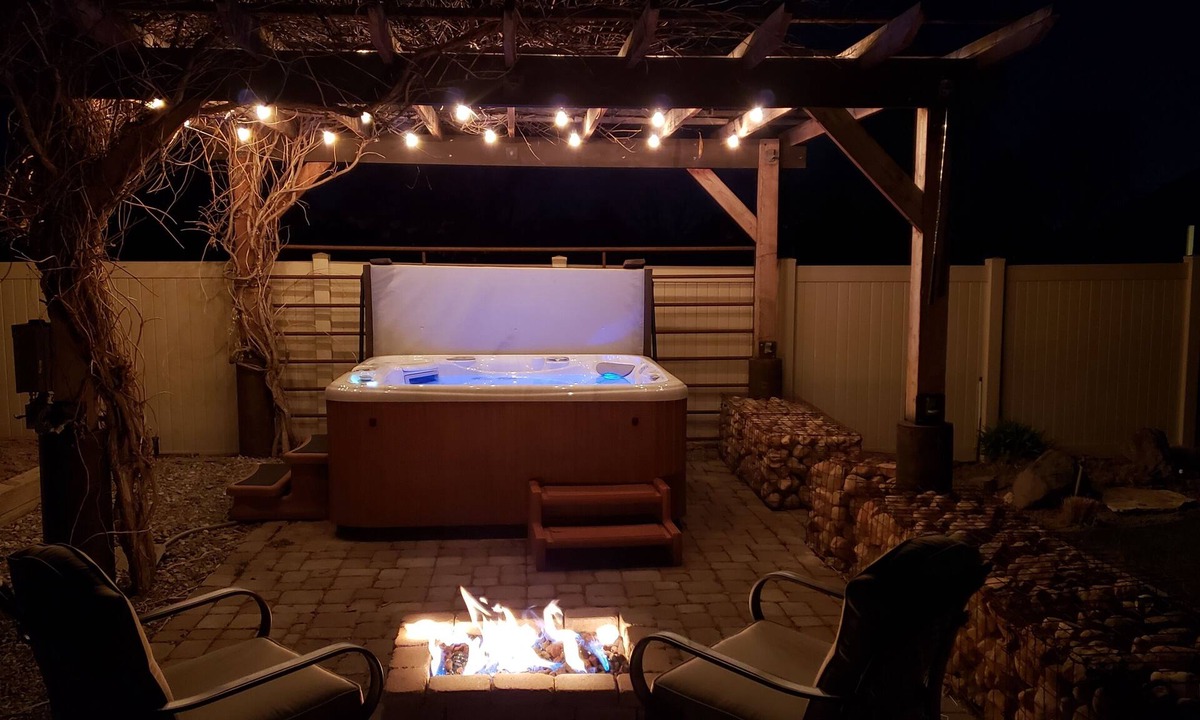 Lindon House | 8 Bedrooms · 6 Kings · Sleeps 20 · Hot Tub, Cinema & Arcade