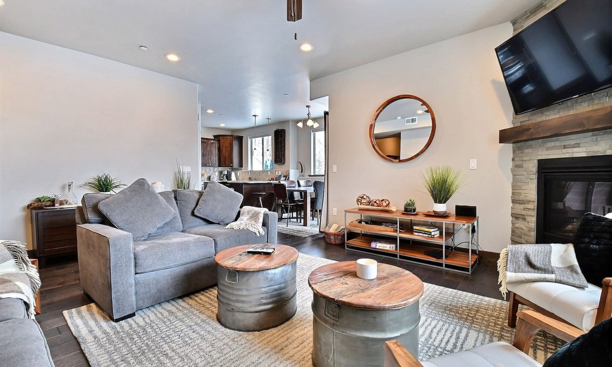 Snowbird Condo | Amazing 3BR w/New Furnishings & Hot Tub|Mins. away from Deer Valley/Park City!