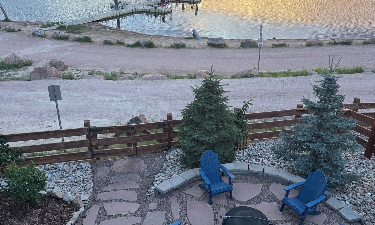 Monument Cottage | Beautiful 2 BR. Lake Side home pvt entrance. Walkout to Monument Lake. Sleeps 6