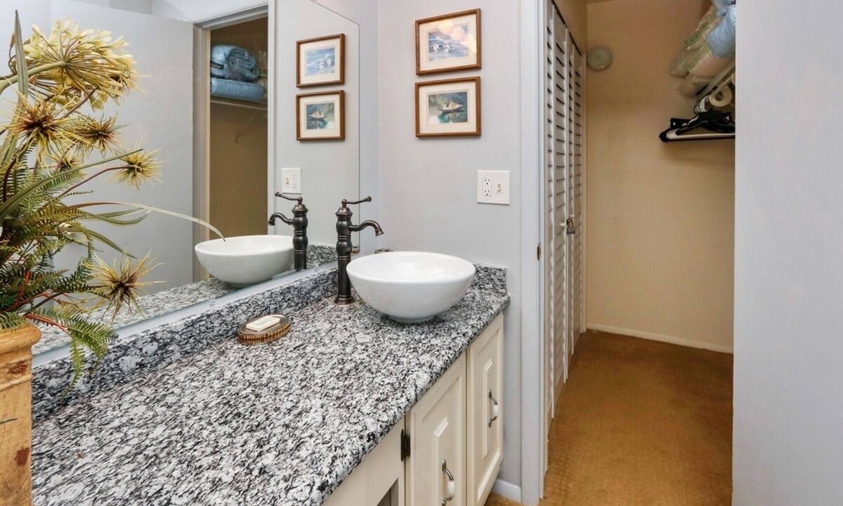 Siesta Key Condo | Beautiful one bedroom condo on Siesta Key. minutes from Siesta key Beach!