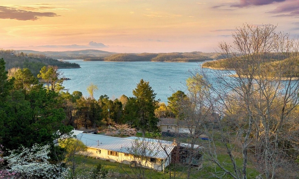 Rambo Riviera Cabin | Beaver Lake Escape+Views +Paddleboard+Bike Trails+Boat Ramp+Deer+ Nature