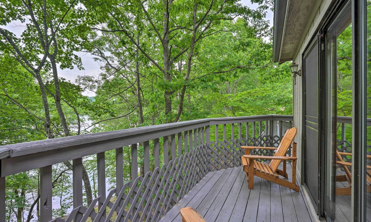 Lost Bridge Village House | Beaver Lake Retreat w/Deck & Private Hot Tub
