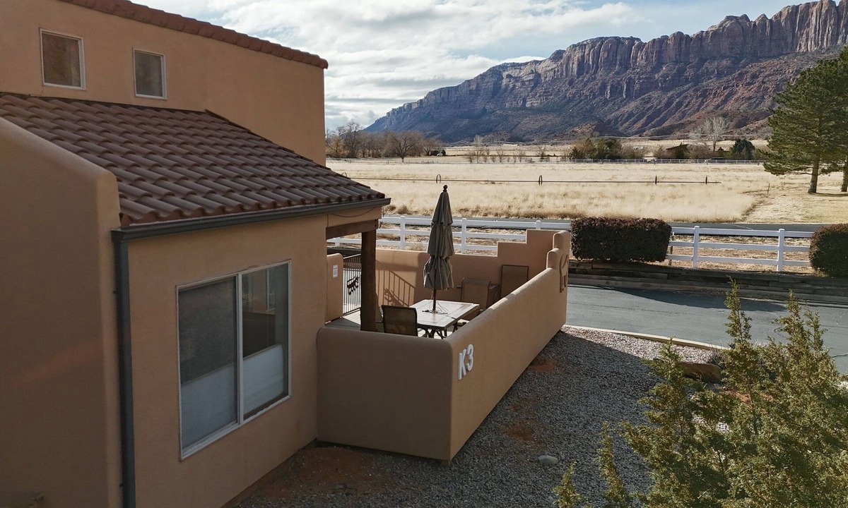 Moab South Valley House | Best Views in Moab | Pool & Hot Tub I Garage & Trailer Parking I Pet Friendly