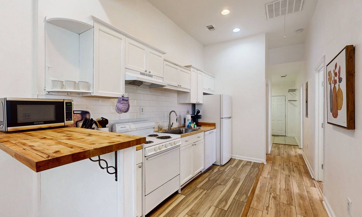 Thunderbolt House | Boho duplex in a great location with smart TVs, well-equipped kitchen, W/D, & AC