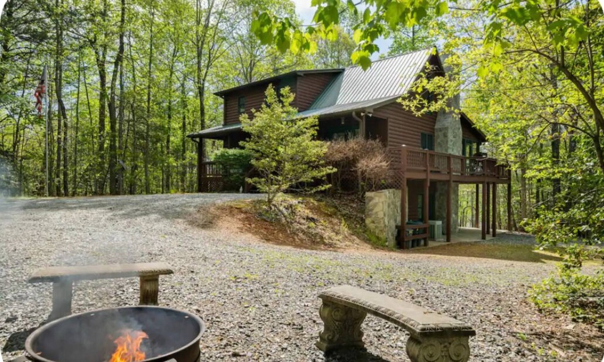 My Mountain Cabin | Boujee Bear Lodge - A peaceful cabin getaway!