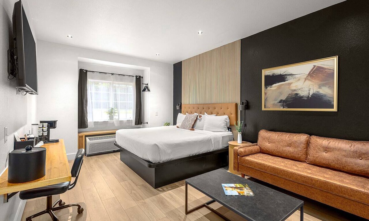 Bentonville Hotel | Boutique King Suite — On-Site Dog Park, Bike Storage, Espresso Bar