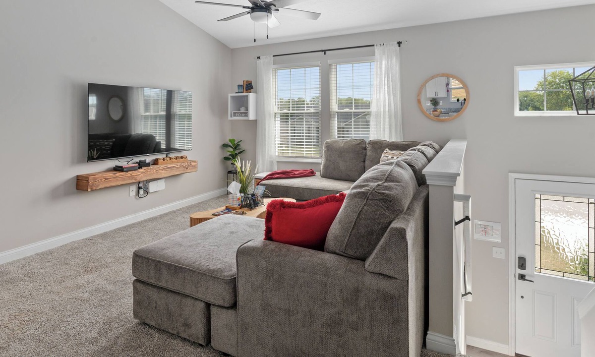 Dry Ridge House | Bud's Place: Family Friendly Spacious 5-bedroom 3 bath house with 3 KING BEDS