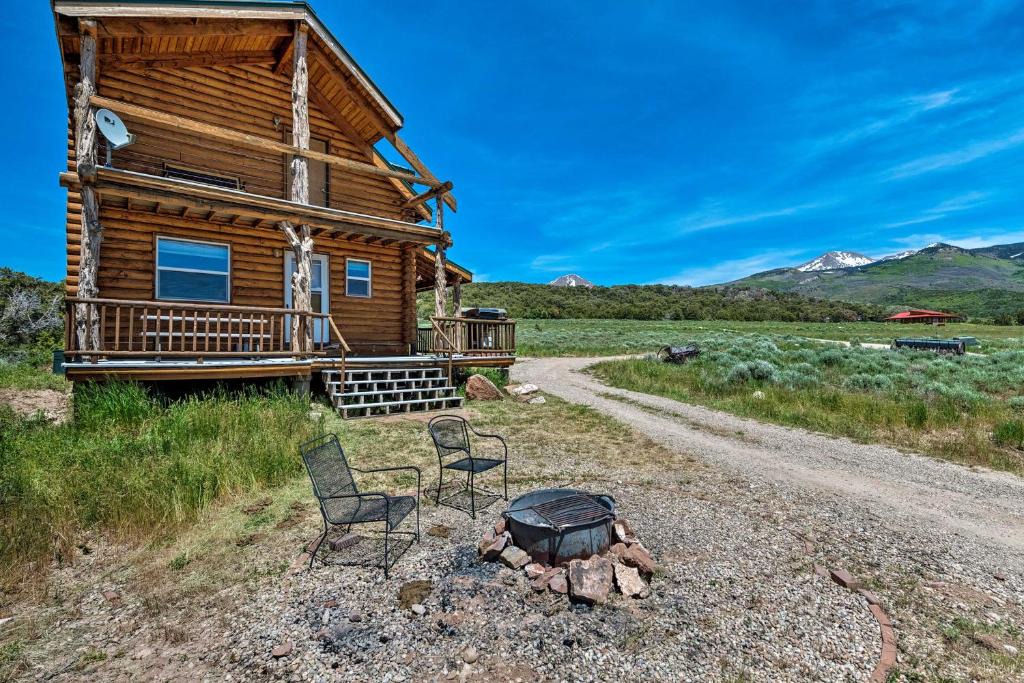 Spanish Valley House | Cabin w/Fire Pit, Views & BBQ: 18 Mi to Moab!