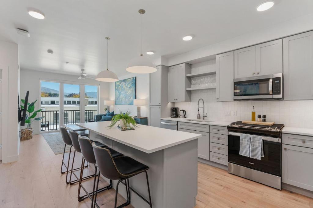 Downtown Salt Lake City Apartment | Capital Views Pool Spa Gym Bowling Free Parking