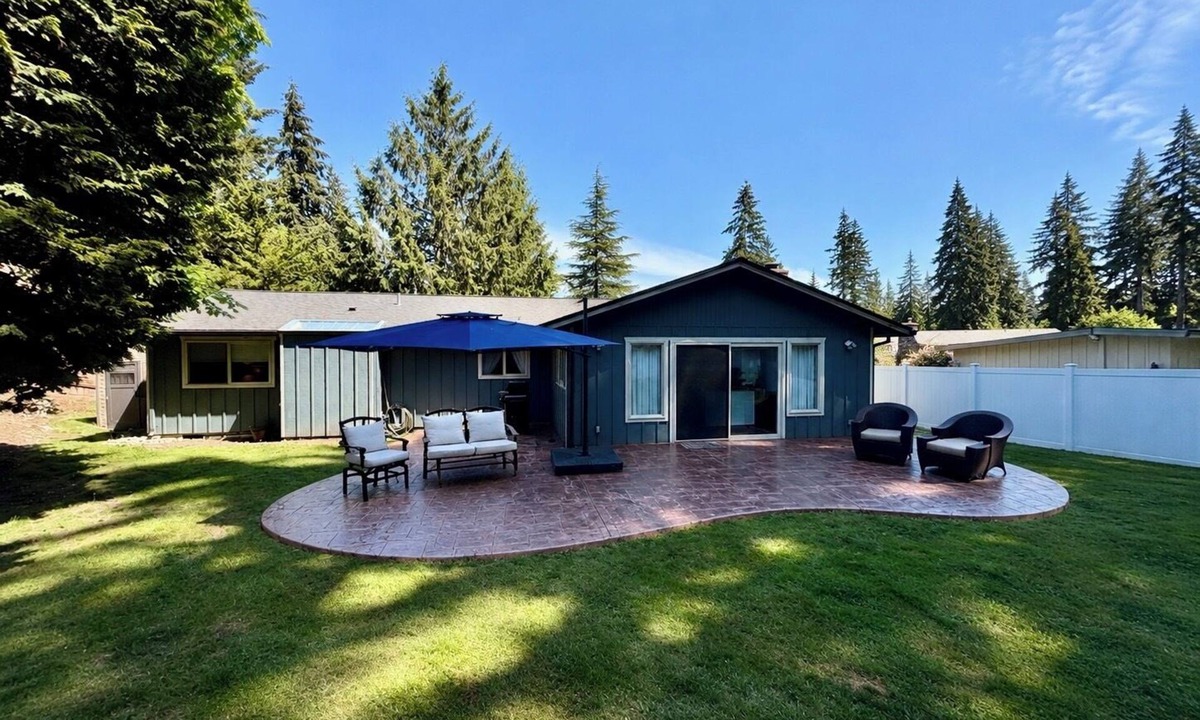 Bothell House | Careys Refuge - Family Retreat with Huge Fenced Yard