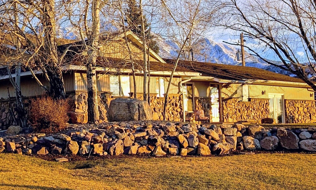 Utah County House | Charming 3-bedroom house located at the mouth of Santaquin Canyon. Amazing views