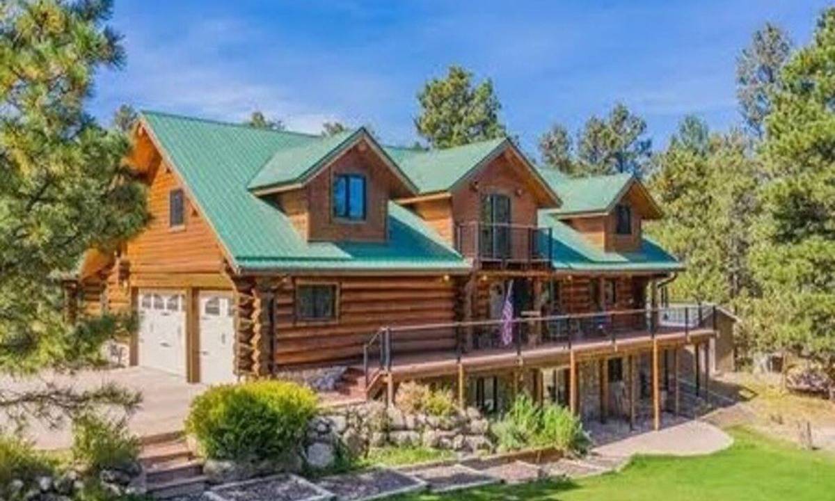 Colorado Springs Cabin | Charming 6-bedroom log cabin in Black Forest perfect for big groups