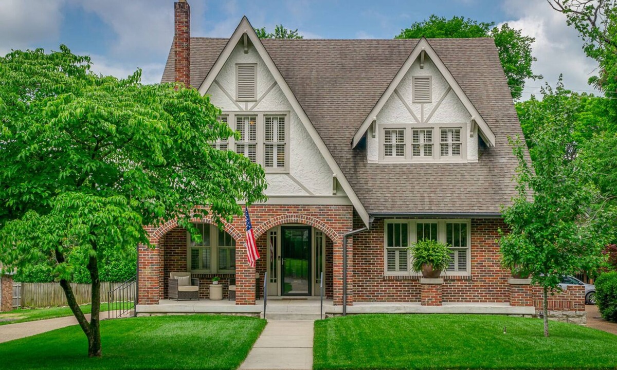Cherokee Park House | Charming Nashville Tudor Near Broadway + Vanderbilt 2 Free Parking Spots
