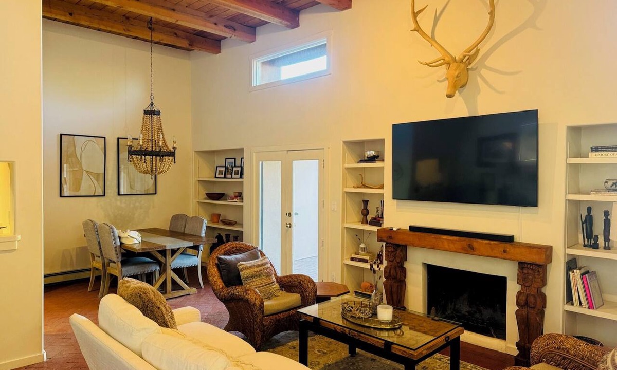 Southside House | Charming SW Santa Fe adobe 3BR home-AC, WiFi, yard, 10 min to Plaza magic!