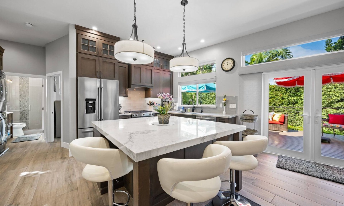 South Oceanside House | Coastal Escape: 2BR/2B w/King En-suite + Balcony Views, Deck, BBQ