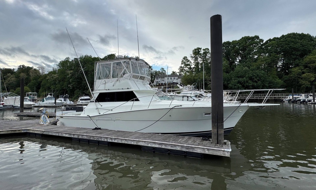 Bear Boat Rental | Come stay on our 40 Viking yacht - two bedrooms with restaurant and biking trail