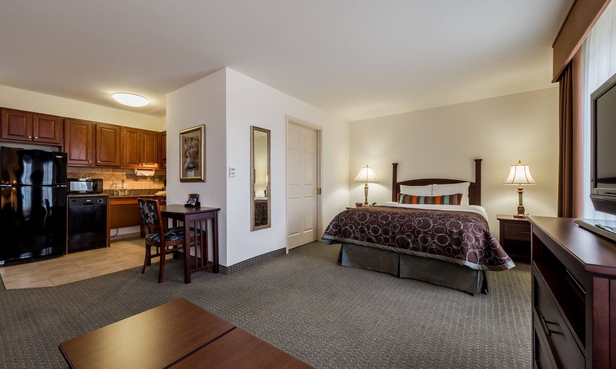 Oak Apartment | Complimentary Breakfast Buffet | Minutes from Shopping + White Sand Beaches