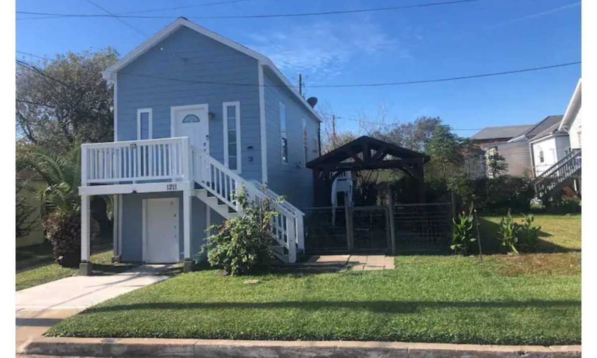 San Jacinto Cottage | Cottage - two blocks from beach