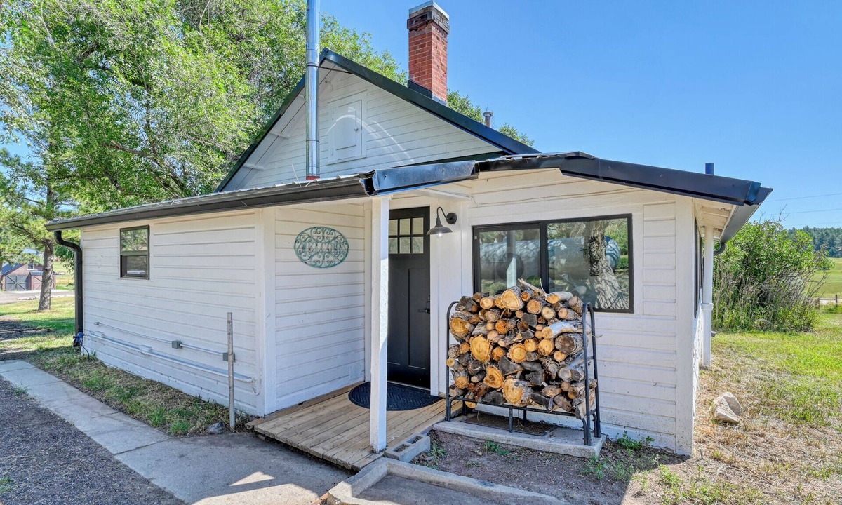 Elbert Cottage | Cozy, charming carriage house on a historic farm in Elbert