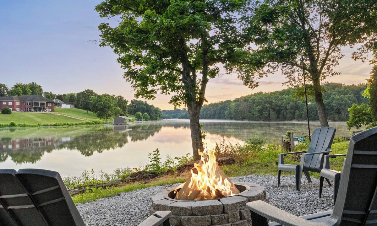 Crittenden House | Cozy Lake House 2 Hot Tub, Game Room, Kayaks, and paddle boat!