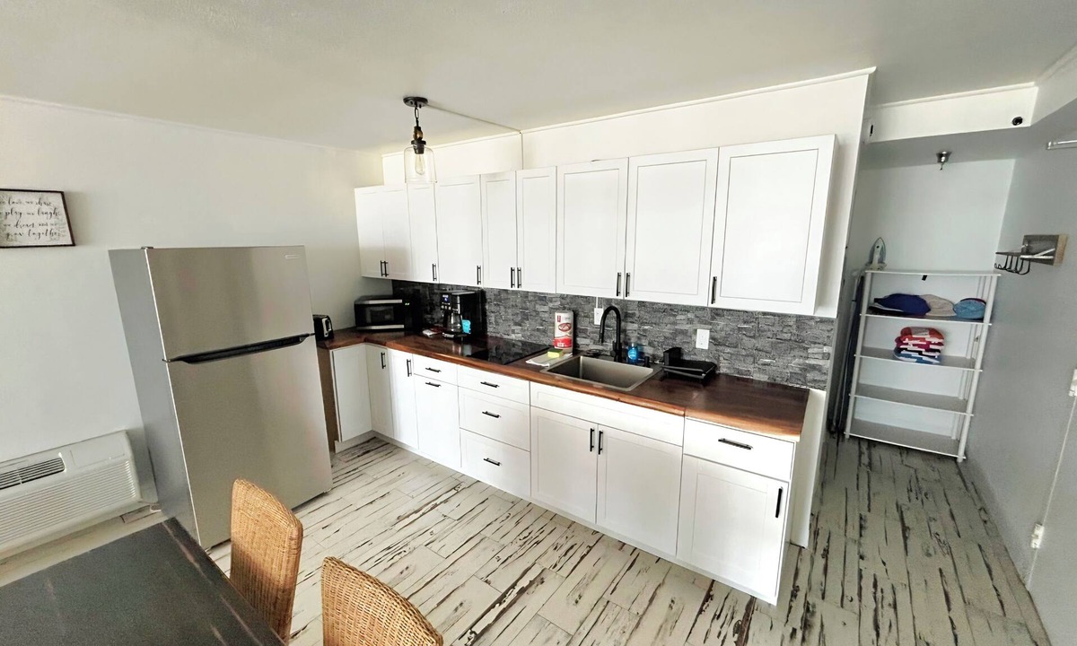 Schulte Park Condo | Cozy oceanfront condo in fantastic Daytona Beach with WiFi, gym, pool, tiki bar