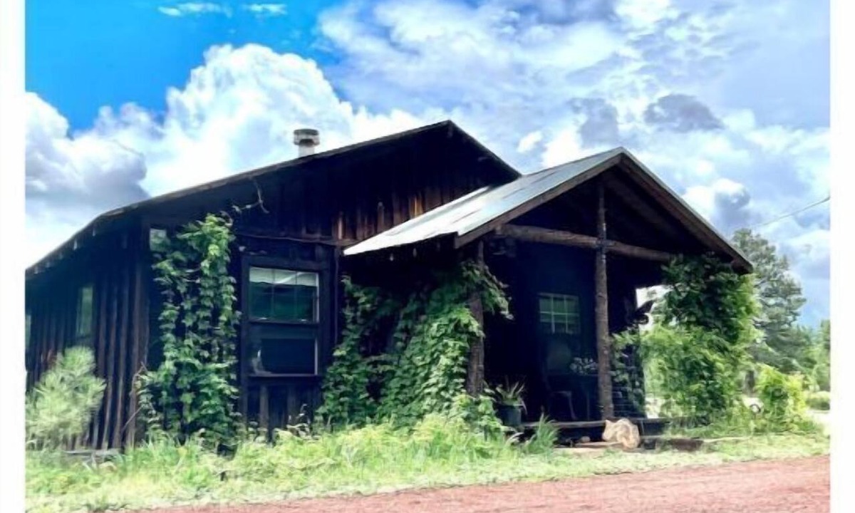 Parks Cabin | Cozy Rustic Ranch Cabin close to Williams in Parks