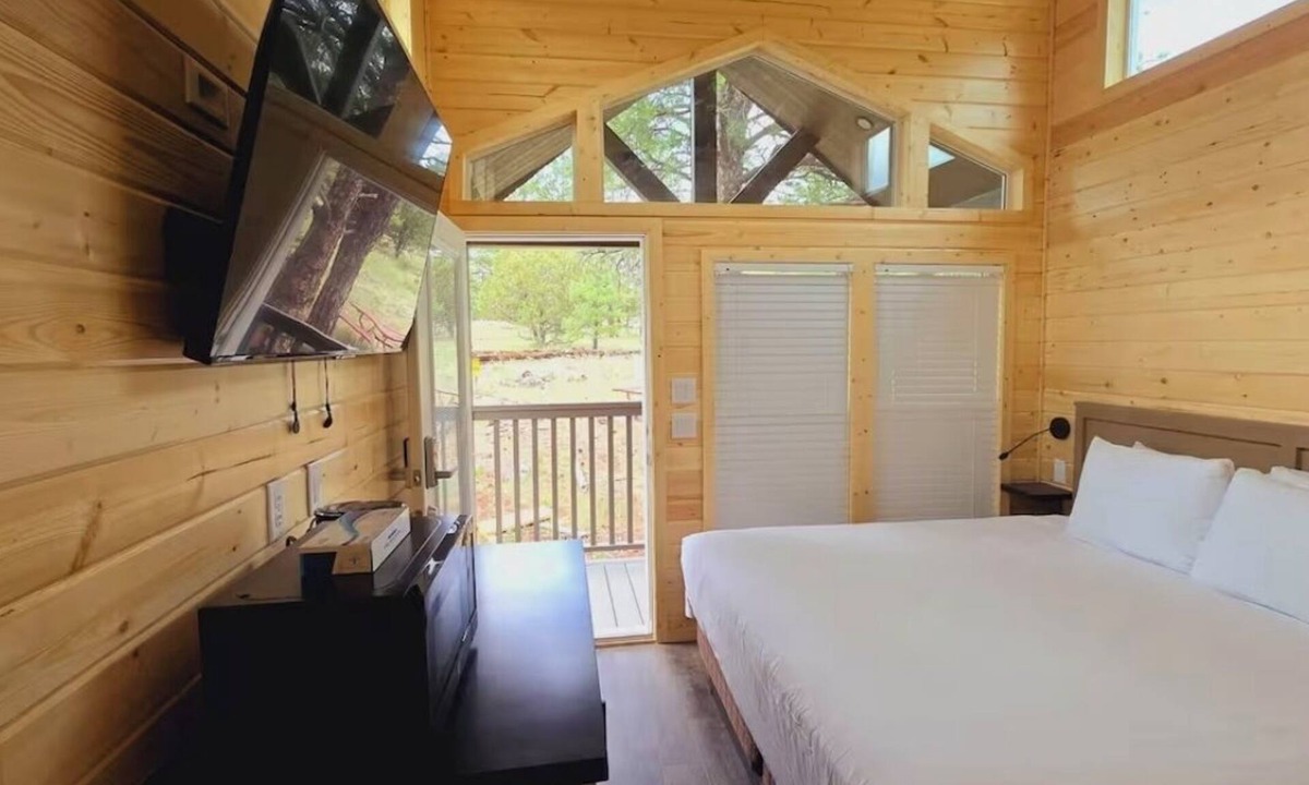 Page Cabin | Cozy Tiny Home King Room #25A