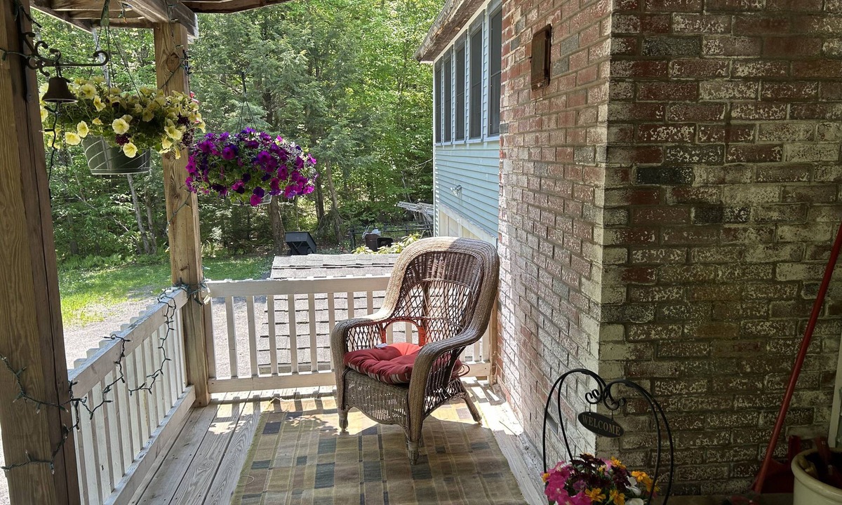 Florida House | Cozy Woodland Retreat nestled in the Berkshires, close to Mass Moca.