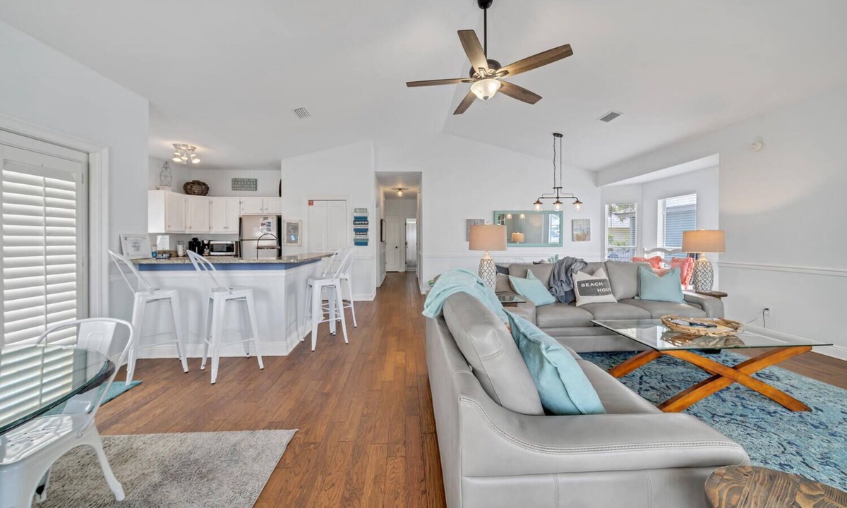 Clipper Cove House | Crystal beach 3/2 slps 8 pet friendly 3 blks to beach and Publix