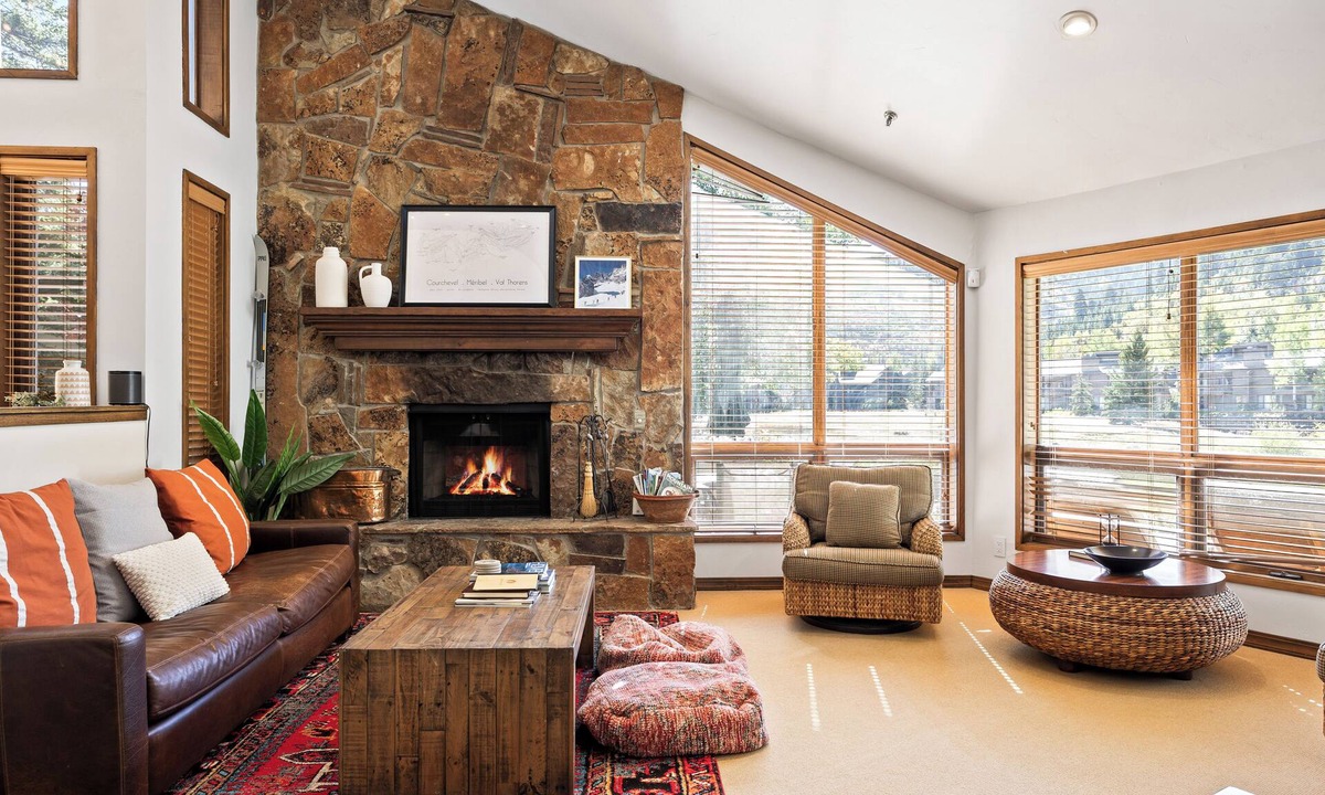 Deer Valley House | Deer Valley, 3 min drive to ski resort! Gourmet Kitchen, Cozy Fireplace, Sleeps 8