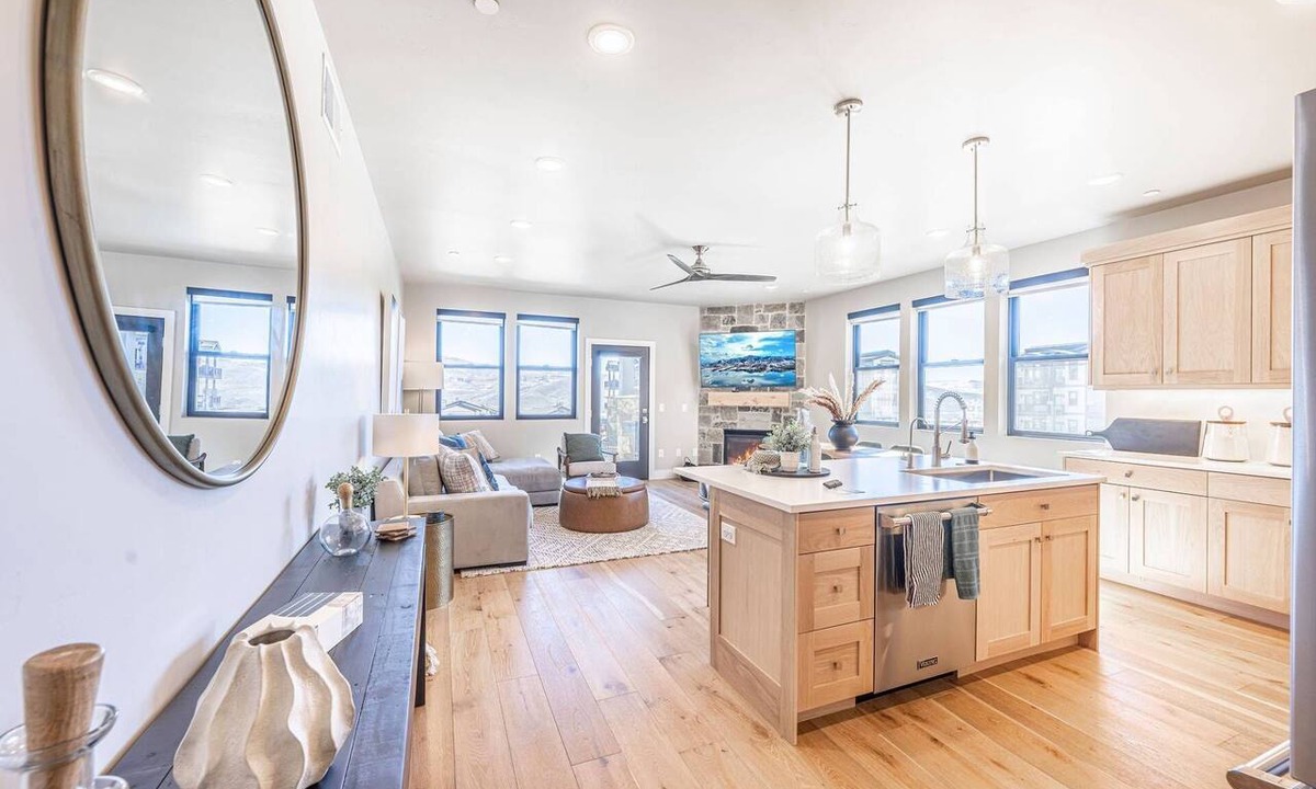 Park City Condo | Deer Valley East Ski Condo | 2 Mins to Skiing | Hot Tub & Shuttle