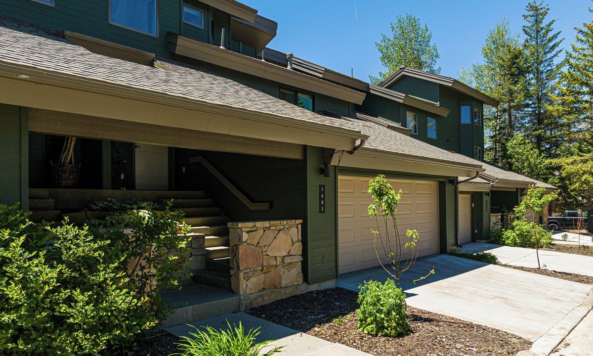 Deer Valley House | Deer Valley Snow Park: Spacious 4BR townhome with mountain views in Park City.