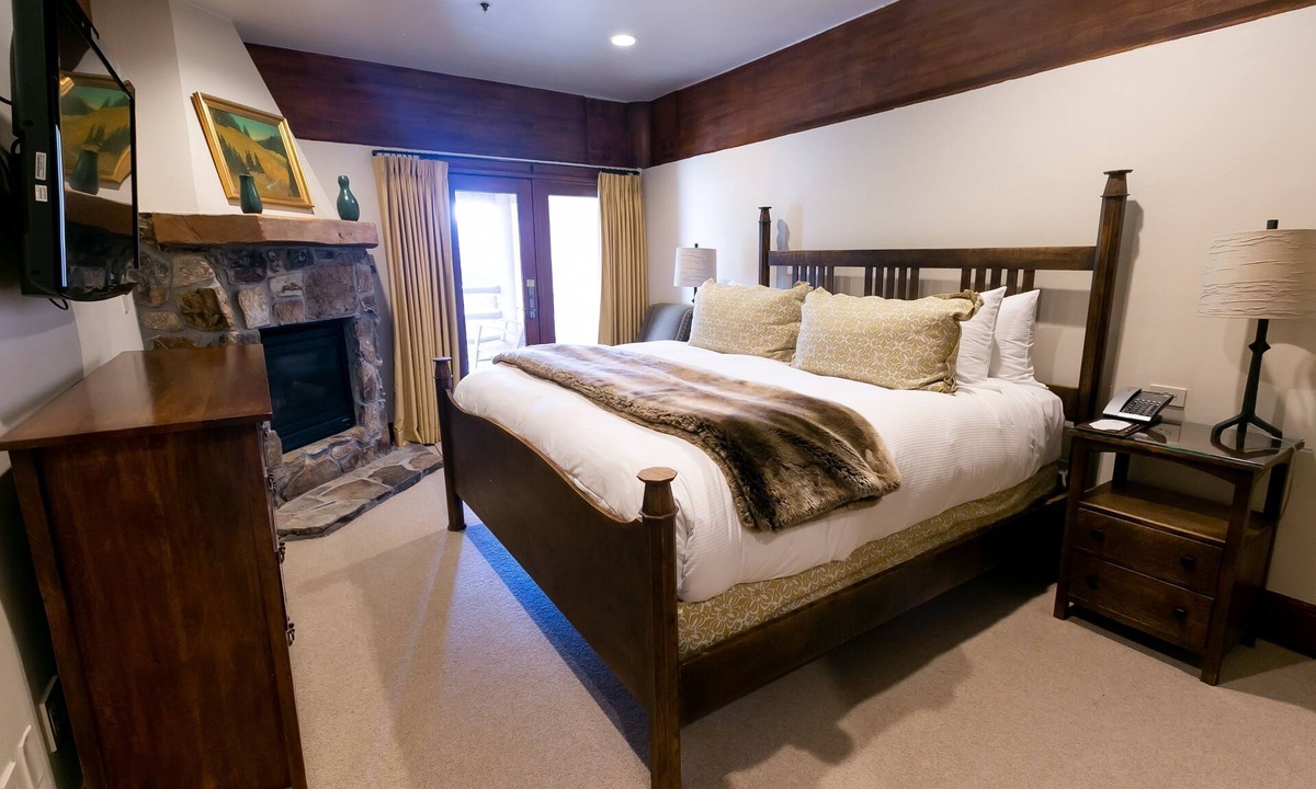 Deer Valley Cabin | Deluxe King Room with Fireplace by RedAwning