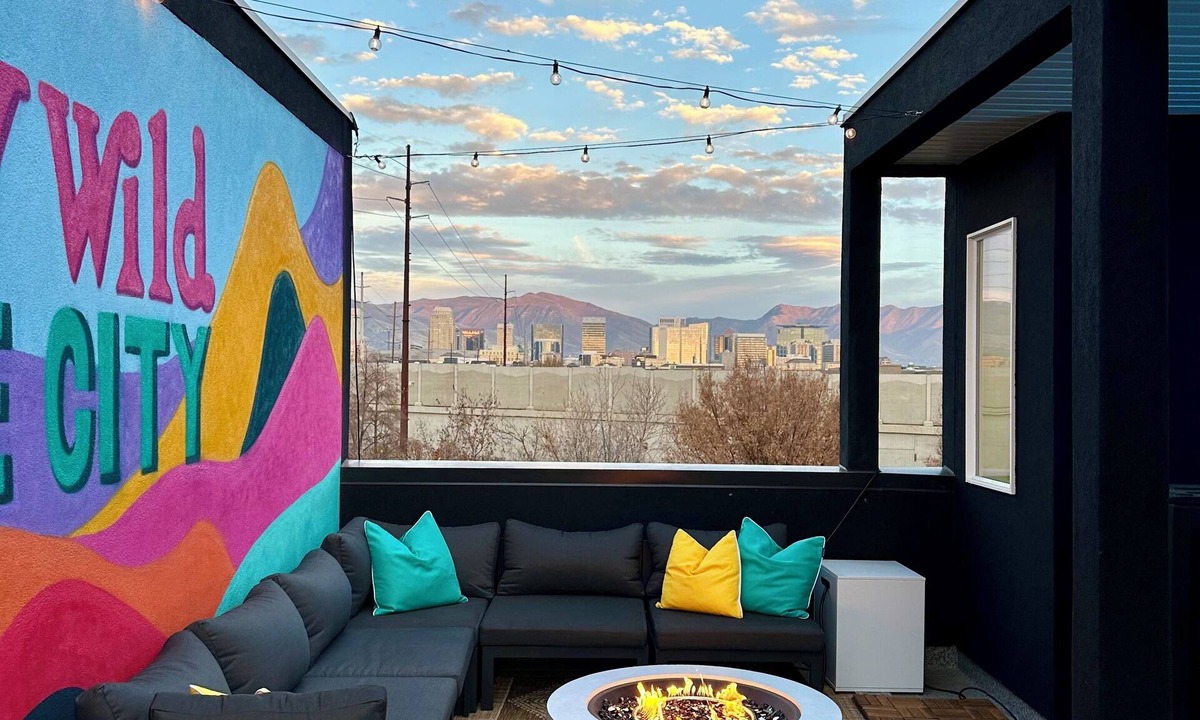 Poplar Grove House | Downtown retreat, rooftop patio, EV charger, games, stocked kitchen, TVs/desks