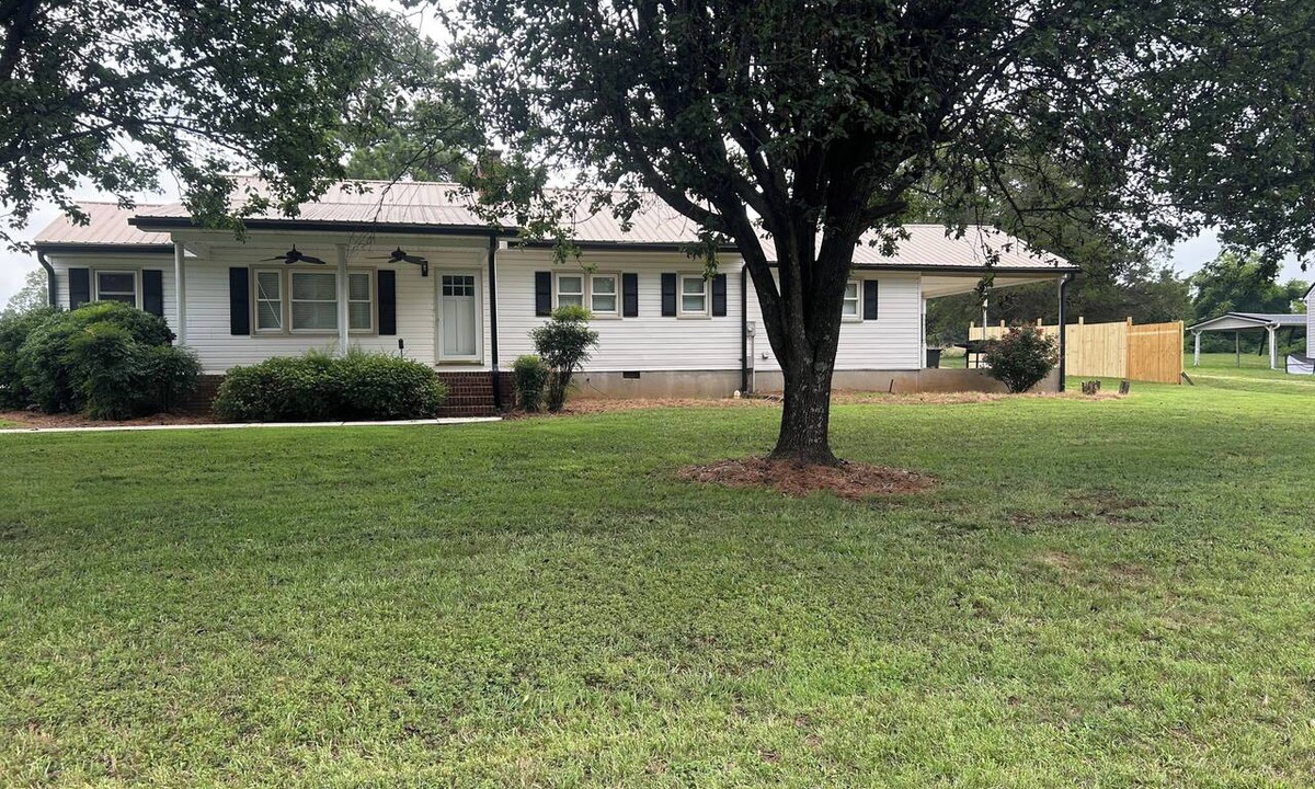 King House | Dud's Den - Cozy 2BR/2BA House in King -close to restaurants & Hanging Rock