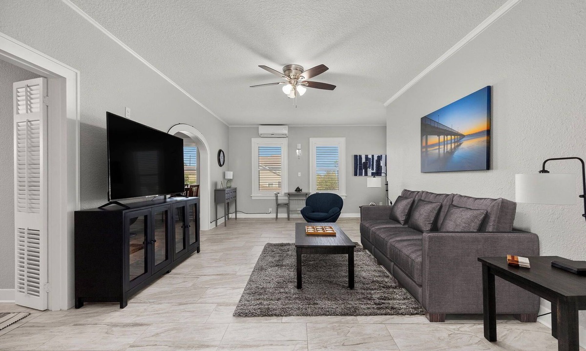 San Jacinto Apartment | Elegant 2-Bedroom Retreat on 21st Street -Steps away from Galveston's best!