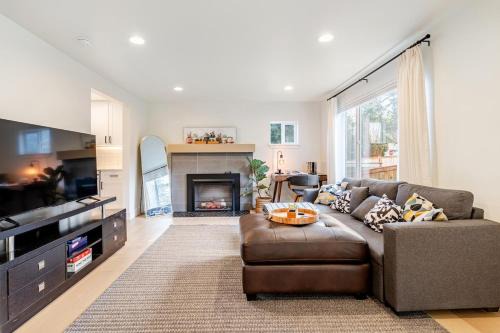 Maple Leaf Apartment | Entire place 2br light rail to FIFA with yard and AC and EV charging